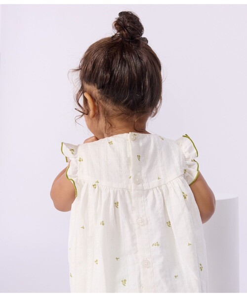 PETIT BATEAU(プチバトー)の「フラワープリントワンピース(ワンピース・キッズ・ホワイト×グリーン・12MONTH/36MONTH/24MONTH/18MONTH)」の3枚目の写真