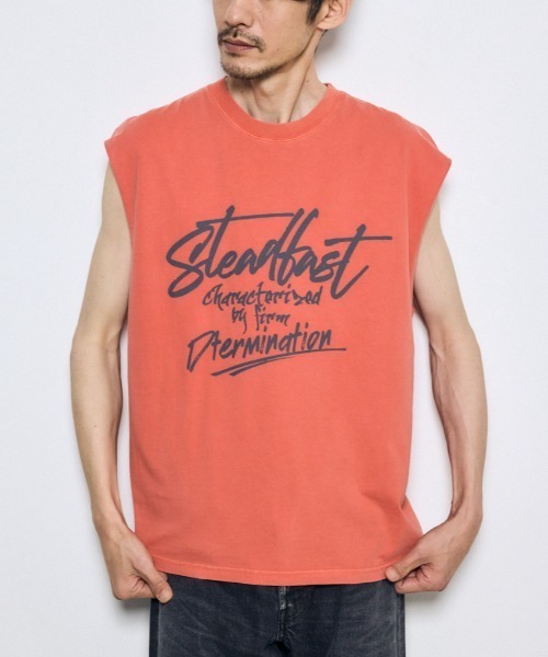 AZUL by moussy（アズールバイマウジー）の「ピグメントノースリーブトップス　夏服　春服　秋服　筋トレ　ジム（Tシャツ/カットソー・メンズ・ベージュ/ブラック/レッド/オフホワイト・MEDIUM/LARGE）」の4枚目の写真