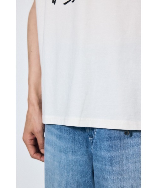 AZUL by moussy（アズールバイマウジー）の「ピグメントノースリーブトップス　夏服　春服　秋服　筋トレ　ジム（Tシャツ/カットソー・メンズ・ベージュ/ブラック/レッド/オフホワイト・MEDIUM/LARGE）」の8枚目の写真