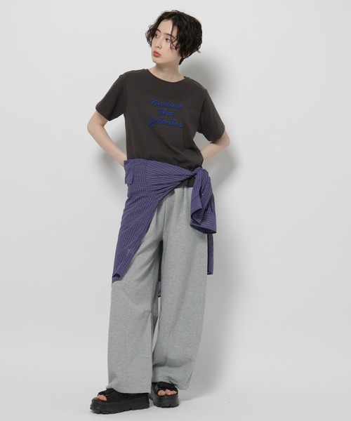 niko and...(ニコアンド)の「レタリング刺繍Tシャツ(Tシャツ/カットソー・レディース・チャコール/オフホワイト/ブラウン・LARGE/MEDIUM)」の18枚目の写真