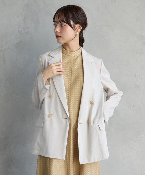 AIMER（エメ）の「【吸汗速乾・手洗い可能】ダブルテーラードシアージャケット（テーラードジャケット・レディース・ブラック/ベージュ・MEDIUM）」の4枚目の写真