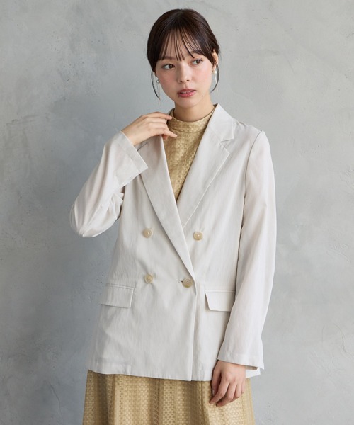 AIMER（エメ）の「【吸汗速乾・手洗い可能】ダブルテーラードシアージャケット（テーラードジャケット・レディース・ブラック/ベージュ・MEDIUM）」の6枚目の写真