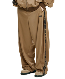 AJOBYAJO（アジョバイアジョ）の「One Tuck Track Pants [MOCHA]（スウェットパンツ）」