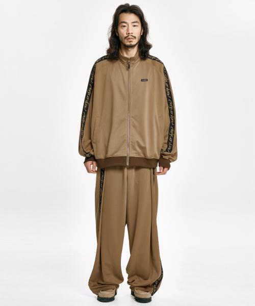 AJOBYAJO（アジョバイアジョ）の「One Tuck Track Pants [MOCHA]（スウェットパンツ・レディース・その他・MEDIUM/LARGE/X-LARGE）」の6枚目の写真