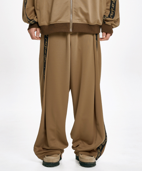 AJOBYAJO（アジョバイアジョ）の「One Tuck Track Pants [MOCHA]（スウェットパンツ・レディース・その他・MEDIUM/LARGE/X-LARGE）」の7枚目の写真