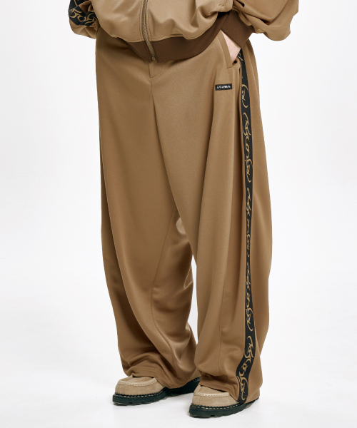 AJOBYAJO（アジョバイアジョ）の「One Tuck Track Pants [MOCHA]（スウェットパンツ・レディース・その他・MEDIUM/LARGE/X-LARGE）」の8枚目の写真