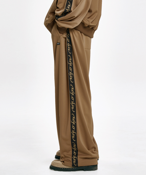 AJOBYAJO（アジョバイアジョ）の「One Tuck Track Pants [MOCHA]（スウェットパンツ・レディース・その他・MEDIUM/LARGE/X-LARGE）」の9枚目の写真