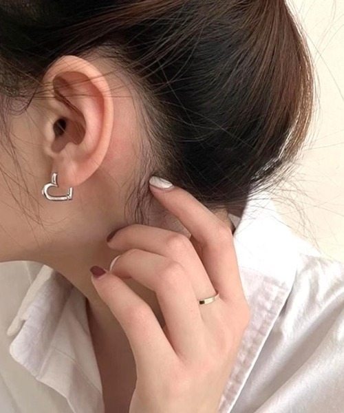 Forcement(フォースメント)の「耳元にさりげない甘さを添える、ミニハートフープピアス(ピアス(両耳用)・レディース・シルバー/ゴールド・FREE)」の2枚目の写真