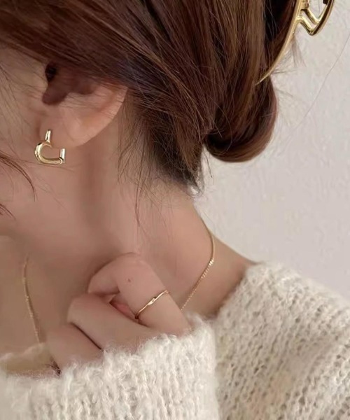 Forcement(フォースメント)の「耳元にさりげない甘さを添える、ミニハートフープピアス(ピアス(両耳用)・レディース・シルバー/ゴールド・FREE)」の4枚目の写真
