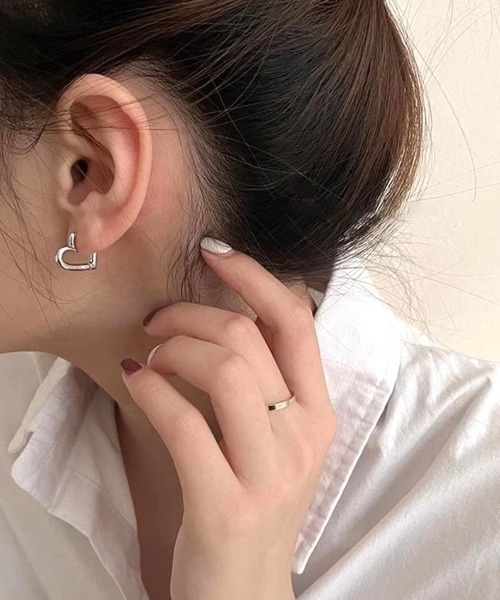 Forcement(フォースメント)の「耳元にさりげない甘さを添える、ミニハートフープピアス(ピアス(両耳用)・レディース・シルバー/ゴールド・FREE)」の5枚目の写真