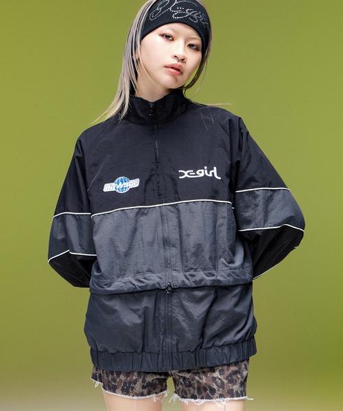 X-girl(エックスガール)の「2WAY SCRIPT LOGO TRACK JACKET(ブルゾン・レディース・ブラック/ベージュ/バーガンディー・S/M)」の2枚目の写真