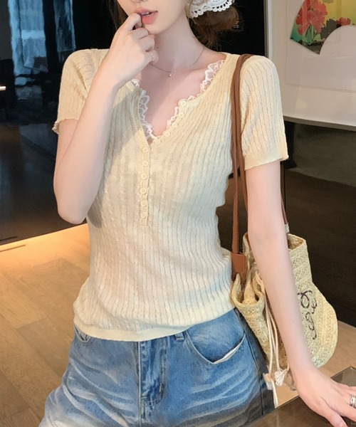 AMAJI（アマジ）の「Vネック レース切替 ハーフボタン リブニットTシャツ（Tシャツ/カットソー・レディース・ライトブルー/グレー/イエロー・FREE）」の4枚目の写真