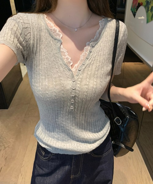 AMAJI（アマジ）の「Vネック レース切替 ハーフボタン リブニットTシャツ（Tシャツ/カットソー・レディース・ライトブルー/グレー/イエロー・FREE）」の8枚目の写真