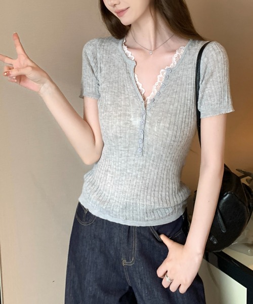 AMAJI（アマジ）の「Vネック レース切替 ハーフボタン リブニットTシャツ（Tシャツ/カットソー・レディース・ライトブルー/グレー/イエロー・FREE）」の9枚目の写真