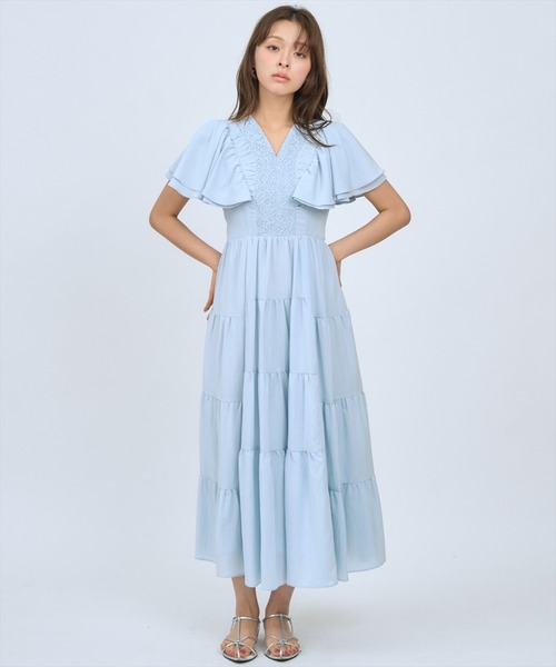 AND COUTURE(アンドクチュール)の「Vネック襟レースティアードワンピース(ワンピース・レディース・オレンジ/グリーン/レッド/オフホワイト/サックスブルー/ブラック・FREE)」の4枚目の写真