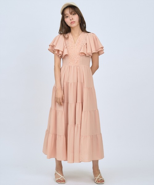AND COUTURE(アンドクチュール)の「Vネック襟レースティアードワンピース(ワンピース・レディース・オレンジ/グリーン/レッド/オフホワイト/サックスブルー/ブラック・FREE)」の6枚目の写真