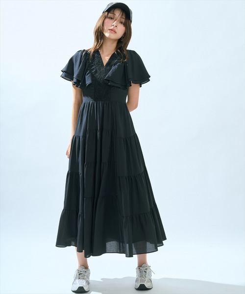 AND COUTURE(アンドクチュール)の「Vネック襟レースティアードワンピース(ワンピース・レディース・オレンジ/グリーン/レッド/オフホワイト/サックスブルー/ブラック・FREE)」の3枚目の写真