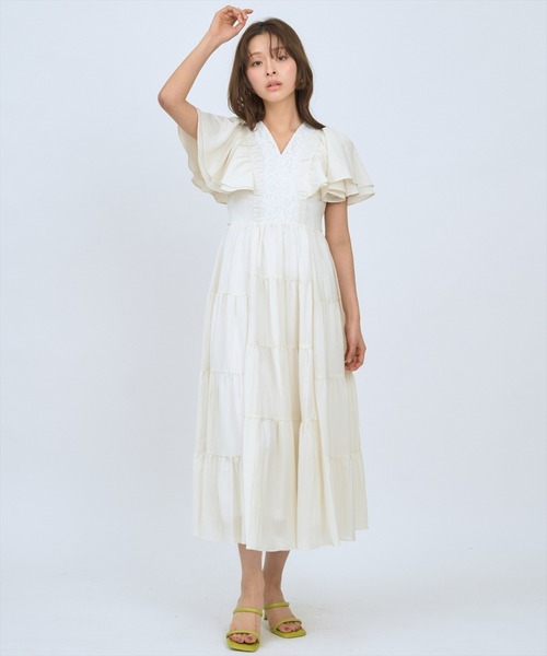 AND COUTURE(アンドクチュール)の「Vネック襟レースティアードワンピース(ワンピース・レディース・オレンジ/グリーン/レッド/オフホワイト/サックスブルー/ブラック・FREE)」の9枚目の写真