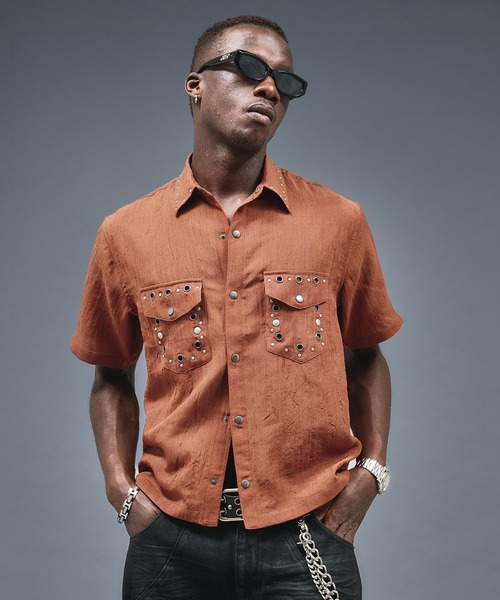 ANDER HUNK(アンダーハンク)の「Studs & Eyelet Design Sier Shirt / スタッズ&アイレットデザインシアーシャツ(シャツ/ブラウス・メンズ・ブラック/ブルー/ブラウン・LARGE/MEDIUM/SMALL)」の2枚目の写真