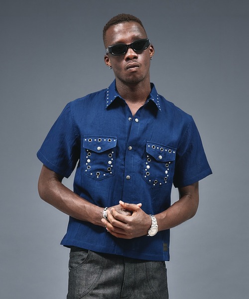 ANDER HUNK(アンダーハンク)の「Studs & Eyelet Design Sier Shirt / スタッズ&アイレットデザインシアーシャツ(シャツ/ブラウス・メンズ・ブラック/ブルー/ブラウン・LARGE/MEDIUM/SMALL)」の3枚目の写真