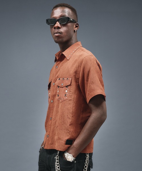 ANDER HUNK(アンダーハンク)の「Studs & Eyelet Design Sier Shirt / スタッズ&アイレットデザインシアーシャツ(シャツ/ブラウス・メンズ・ブラック/ブルー/ブラウン・LARGE/MEDIUM/SMALL)」の4枚目の写真