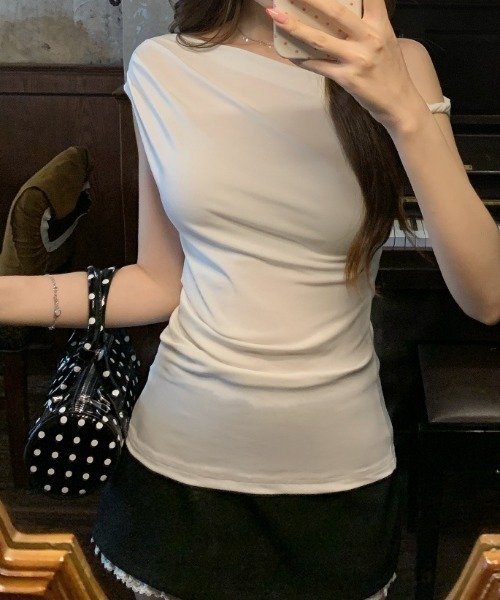 LUCPY(ラクピー)の「ワンショルダードレープトップス(その他トップス・レディース・ホワイト/ブラック・X-LARGE/LARGE/MEDIUM/SMALL)」の3枚目の写真
