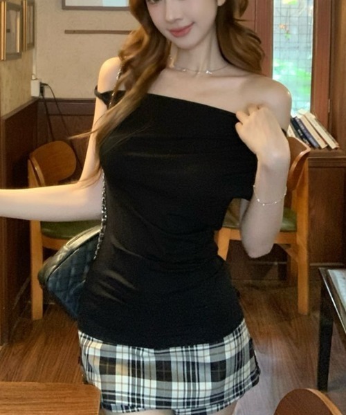 LUCPY(ラクピー)の「ワンショルダードレープトップス(その他トップス・レディース・ホワイト/ブラック・X-LARGE/LARGE/MEDIUM/SMALL)」の4枚目の写真