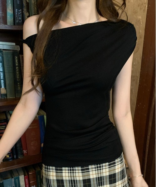 LUCPY(ラクピー)の「ワンショルダードレープトップス(その他トップス・レディース・ホワイト/ブラック・X-LARGE/LARGE/MEDIUM/SMALL)」の5枚目の写真