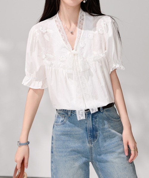 LUCPY(ラクピー)の「レースリボンVネックブラウス(シャツ/ブラウス・レディース・ホワイト・X-LARGE/LARGE/MEDIUM/SMALL)」の2枚目の写真
