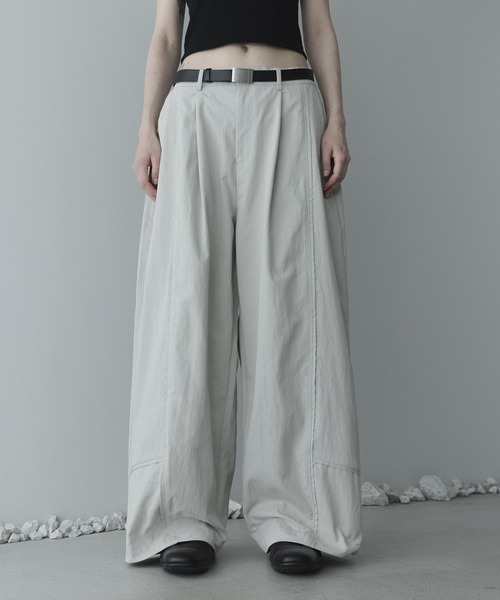 remer(リメール)の「remer 26春夏新作 / ルーズカットオフシームチノパンツ / loose cut off seam chino PT(チノパンツ・メンズ・ベージュ/ブラック・X-SMALL/LARGE/SMALL/MEDIUM)」の2枚目の写真