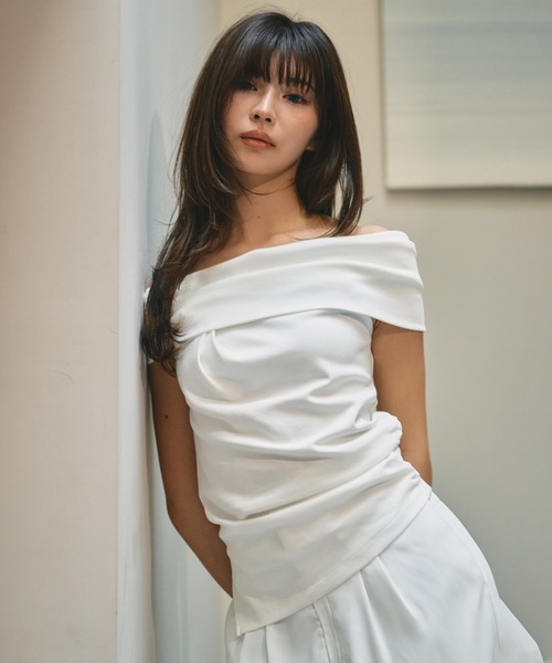 KINO THE KEI(キノザケイ)の「ボートネック オフショルダー 2WAY トップス KINO THE KEI(Tシャツ/カットソー・レディース・ブラック/ダークブラウン/ホワイト・フリー)」の1枚目の写真