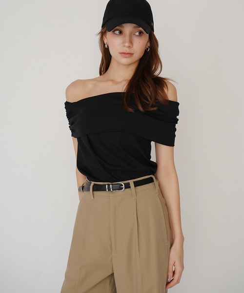 KINO THE KEI(キノザケイ)の「ボートネック オフショルダー 2WAY トップス KINO THE KEI(Tシャツ/カットソー・レディース・ブラック/ダークブラウン/ホワイト・フリー)」の2枚目の写真
