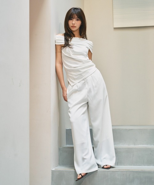 KINO THE KEI(キノザケイ)の「ボートネック オフショルダー 2WAY トップス KINO THE KEI(Tシャツ/カットソー・レディース・ブラック/ダークブラウン/ホワイト・フリー)」の5枚目の写真
