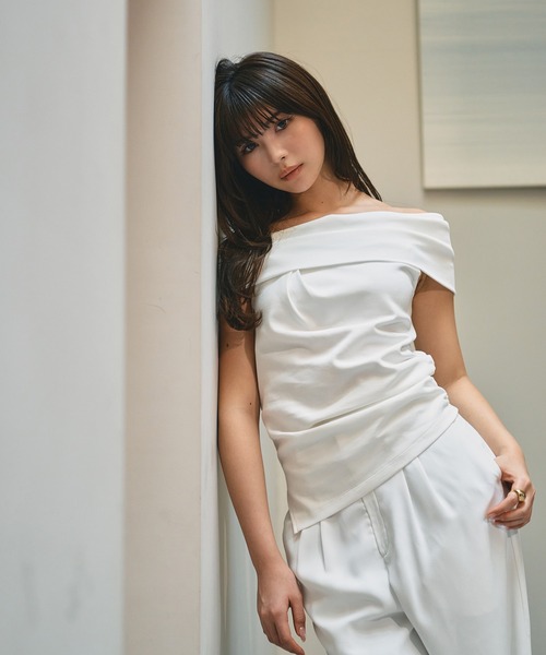 KINO THE KEI(キノザケイ)の「ボートネック オフショルダー 2WAY トップス KINO THE KEI(Tシャツ/カットソー・レディース・ブラック/ダークブラウン/ホワイト・フリー)」の6枚目の写真