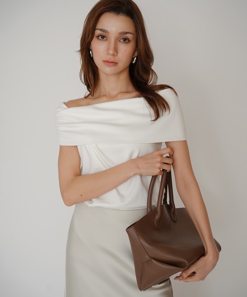 KINO THE KEI(キノザケイ)の「ボートネック オフショルダー 2WAY トップス KINO THE KEI(Tシャツ/カットソー・レディース・ブラック/ダークブラウン/ホワイト・フリー)」の9枚目の写真