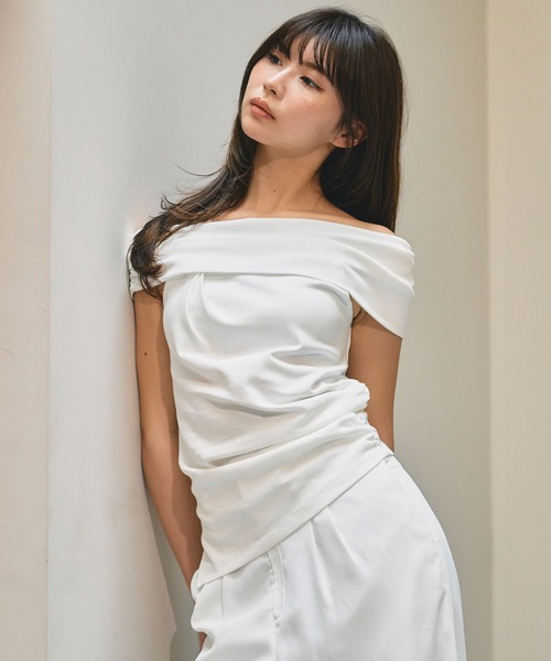 KINO THE KEI(キノザケイ)の「ボートネック オフショルダー 2WAY トップス KINO THE KEI(Tシャツ/カットソー・レディース・ブラック/ダークブラウン/ホワイト・フリー)」の4枚目の写真
