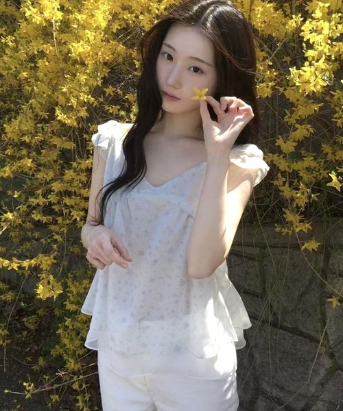 STAY MOTION（ステイモーション）の「【WEB限定】小花柄フリルシアーブラウス［骨格ウェーブ／フェミニン／ガーリー／韓国ファッション］（シャツ/ブラウス・レディース・アイボリー/オフホワイト・F）」の2枚目の写真