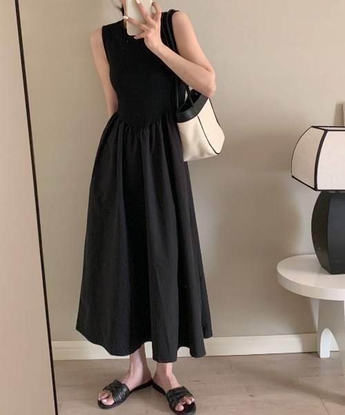 FAVORITO(ファヴォリート)の「クルーネックノースリーブワンピース(ワンピース・レディース・ブラック/グリーン・F)」の3枚目の写真
