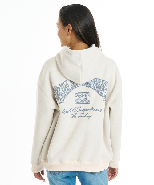 BILLABONG(ビラボン)の「BILLABONG ウィメンズ SHAGGY BONDING ARCH PARKA パーカー 【2026年秋冬モデル】/ビラボンバックプリントプルオーバーフーディー(パーカー・レディース・アイボリー/オフホワイト/ブルー系その他・MEDIUM/LARGE)」の9枚目の写真