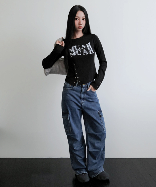muahmuah（ムーアムーア）の「スリットスナップボタン長袖Tシャツ [ブラック]（Tシャツ/カットソー・レディース・その他・FREE）」の2枚目の写真