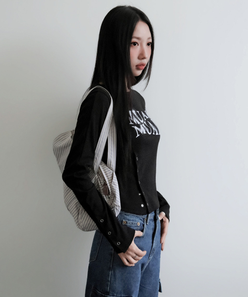 muahmuah（ムーアムーア）の「スリットスナップボタン長袖Tシャツ [ブラック]（Tシャツ/カットソー・レディース・その他・FREE）」の3枚目の写真