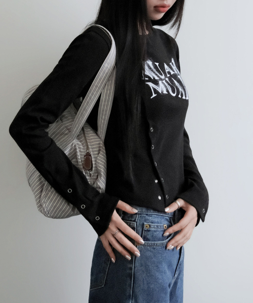 muahmuah（ムーアムーア）の「スリットスナップボタン長袖Tシャツ [ブラック]（Tシャツ/カットソー・レディース・その他・FREE）」の4枚目の写真