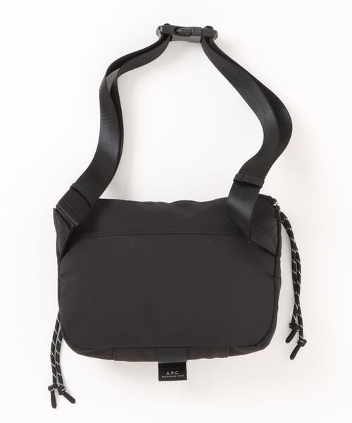 A.P.C.（アーペーセー）の「BANANE TREK（ボディバッグ/ウエストポーチ・メンズ・ブラック・ONESIZE）」の2枚目の写真