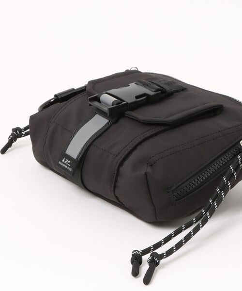 A.P.C.（アーペーセー）の「BANANE TREK（ボディバッグ/ウエストポーチ・メンズ・ブラック・ONESIZE）」の3枚目の写真
