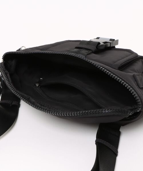 A.P.C.（アーペーセー）の「BANANE TREK（ボディバッグ/ウエストポーチ・メンズ・ブラック・ONESIZE）」の4枚目の写真