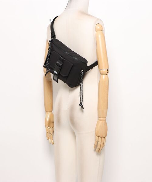 A.P.C.（アーペーセー）の「BANANE TREK（ボディバッグ/ウエストポーチ・メンズ・ブラック・ONESIZE）」の5枚目の写真