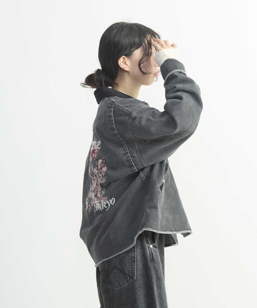 CONVERSE TOKYO(コンバーストウキョウ)の「EMBROIDERY DETROIT JACKET(ブルゾン・レディース・オリーブ/ブラック・SMALL/MEDIUM)」の3枚目の写真
