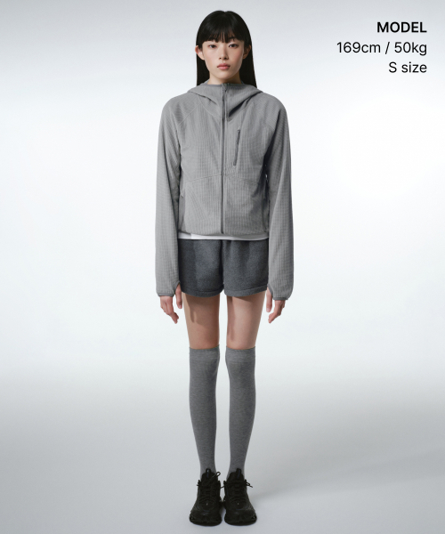 MUSINSA STANDARD WOMAN（ムシンサスタンダードウーマン）の「[シティレジャー] ウィメンズ グリッド ポーラ フリース バラクラバ フーデッド ジップアップ [ライトグレー]（パーカー・レディース・その他・X-SMALL/SMALL/MEDIUM/LARGE）」の2枚目の写真