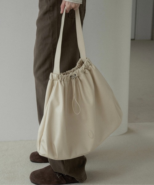 lawgy(ラウジー)の「big circular form single handle gather bag / ビッグサーキュラーフォームシングルハンドルギャザーバッグ(トートバッグ・レディース・アイボリー/ブラック/ブラウン・FREE)」の2枚目の写真