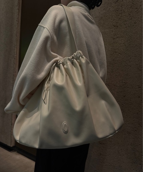lawgy(ラウジー)の「big circular form single handle gather bag / ビッグサーキュラーフォームシングルハンドルギャザーバッグ(トートバッグ・レディース・アイボリー/ブラック/ブラウン・FREE)」の19枚目の写真